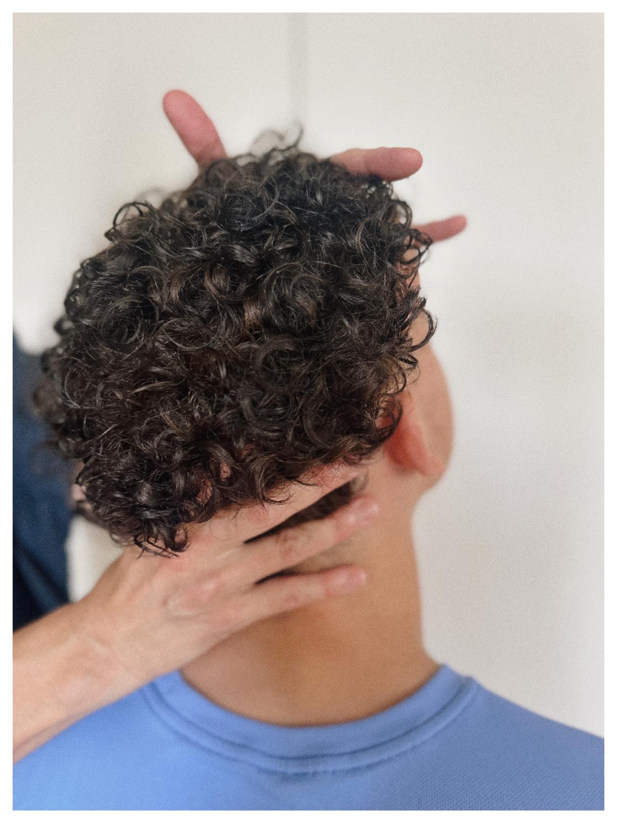 Séance de Shiatsu assis en entreprise, sur vêtements