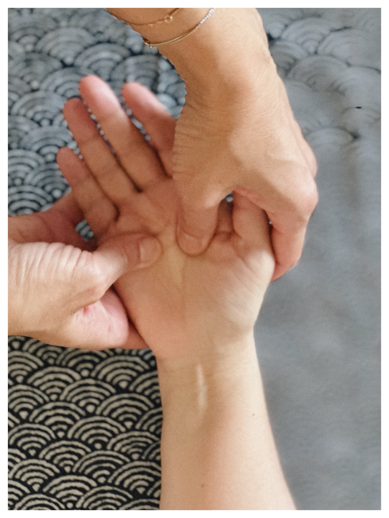 Pression précise de Shiatsu sur la main
