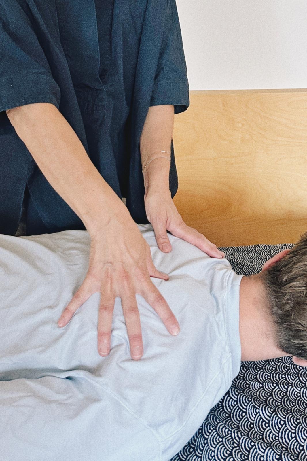 Gaëlle Baron-Sellier pratique un Shiatsu individuel